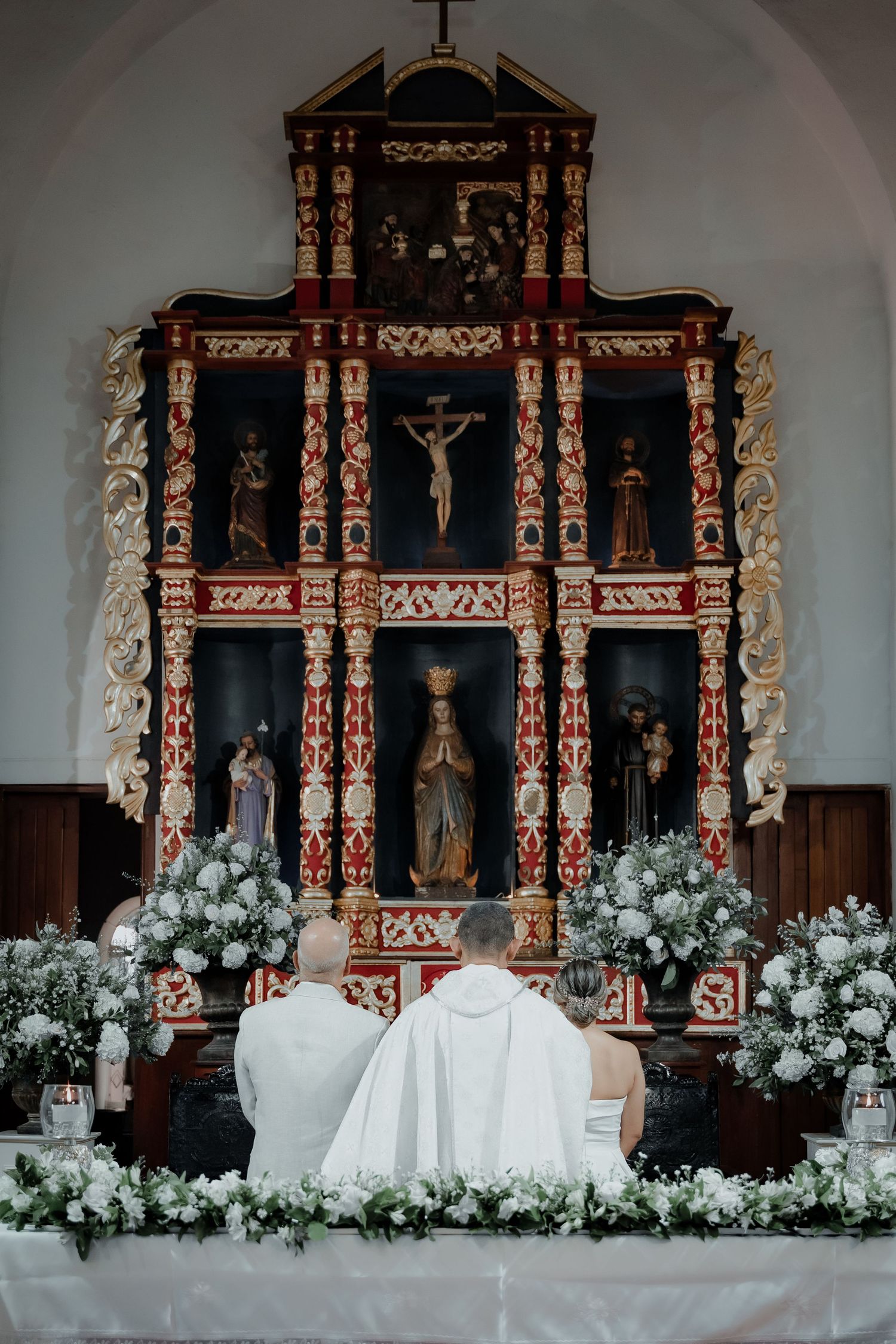 No son solo fotos, son capítulos eternos. Fotografía de bodas en Valledupar y Cesar, donde el amor se convierte en arte.