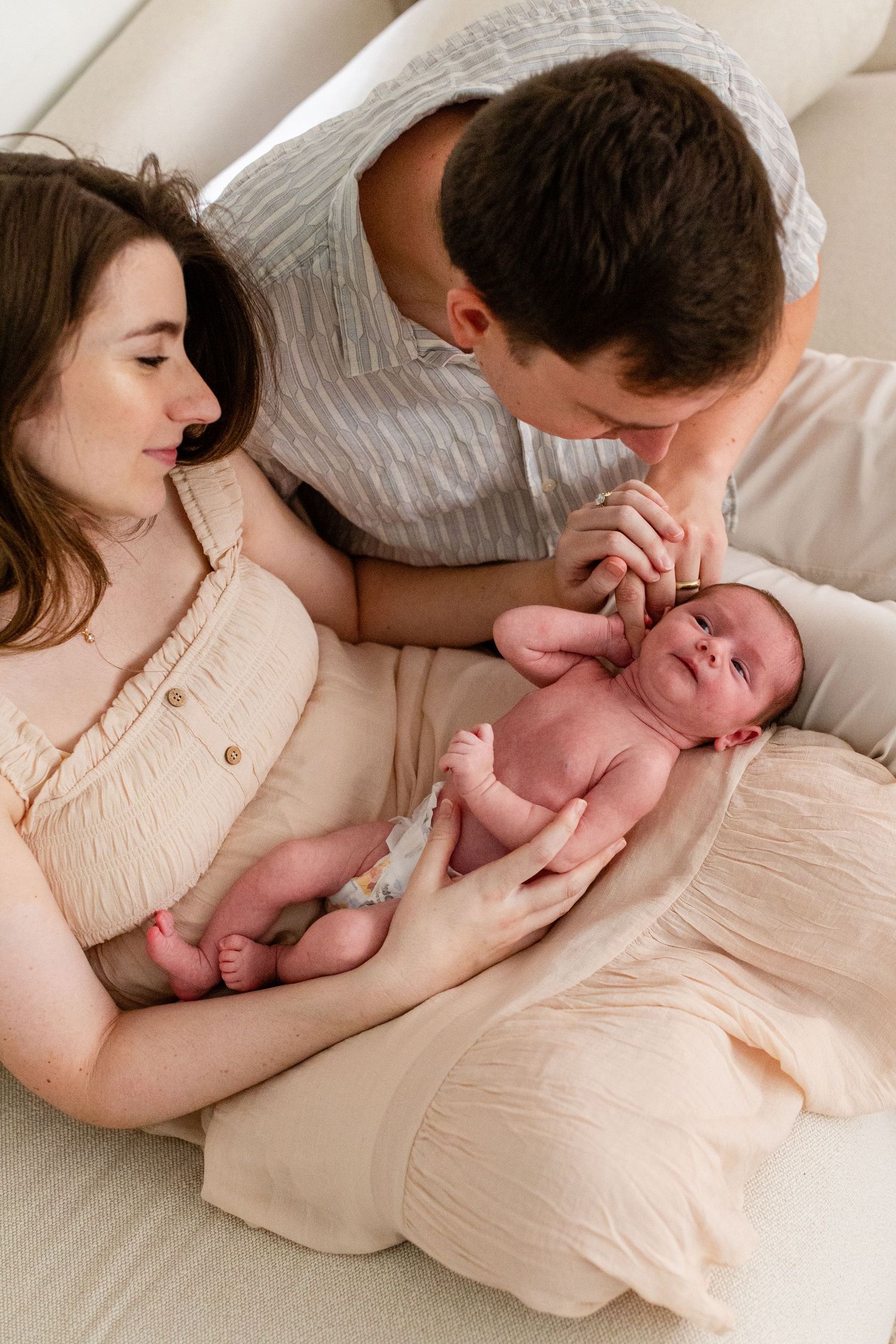 Portrait of a father, mother and newborn. In-home lifestyle newborn session in Guaynabo, Puerto Rico.