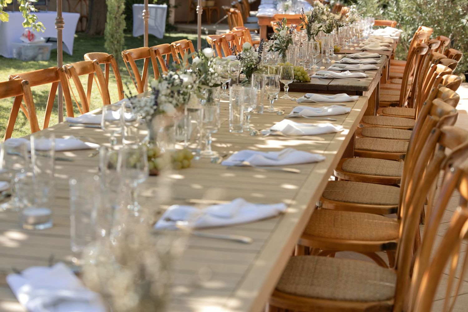 La grande table fleurie installée pour le mariage à domicile d’Augustine et Ugo à Rognac.