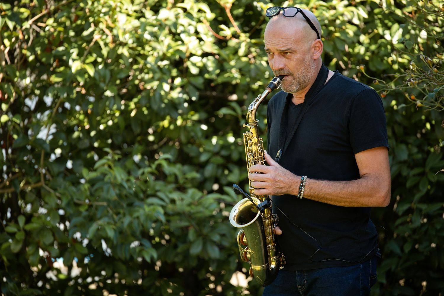 Un saxophoniste accompagne le vin d’honneur du mariage d’Augustine et Ugo.