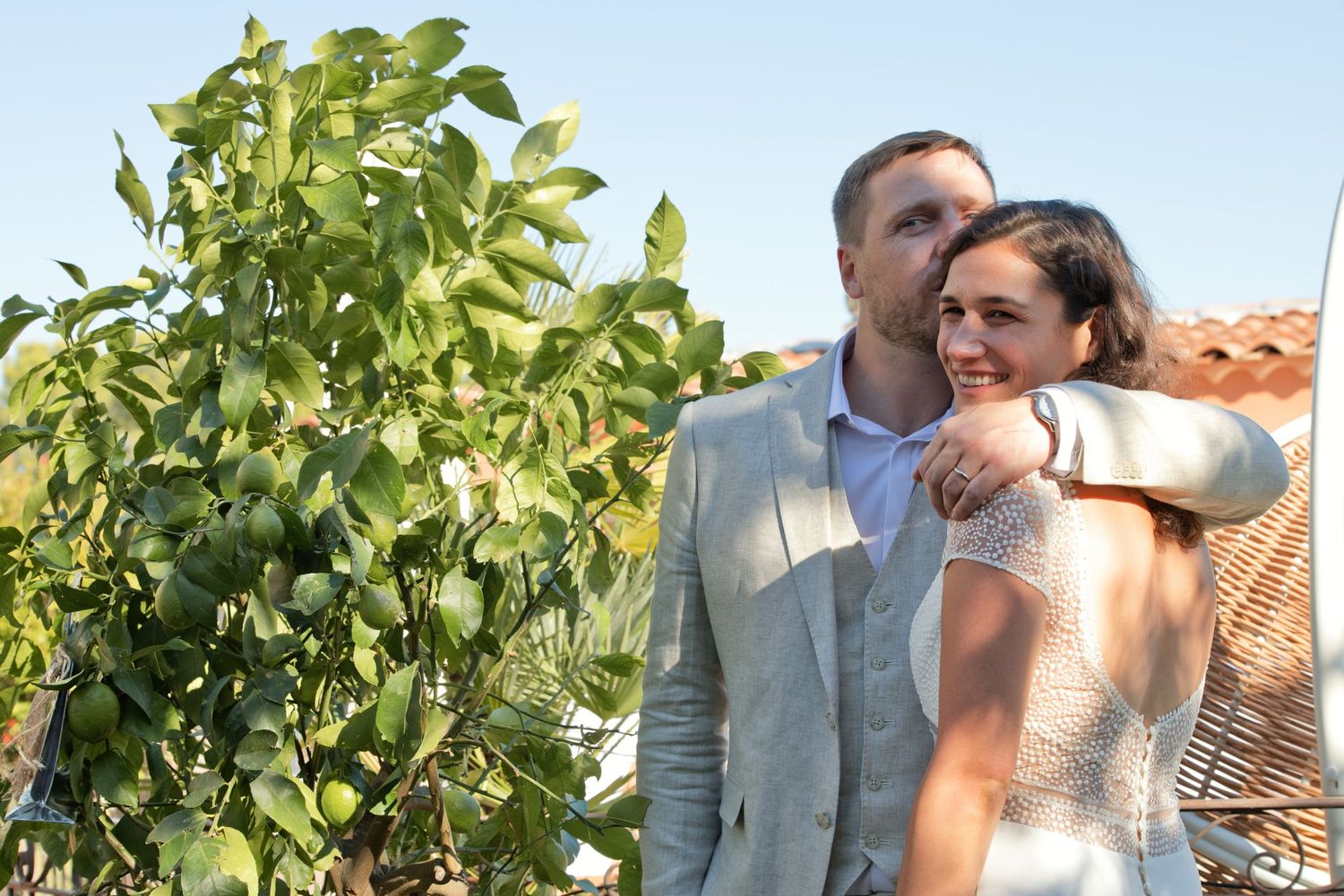 Ugo enlace Augustine pendant leur réception de mariage chez eux.