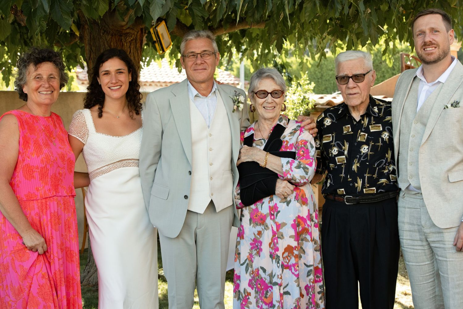 Augustine et Ugo posent avec leurs proches dans le jardin le jour de leur mariage.