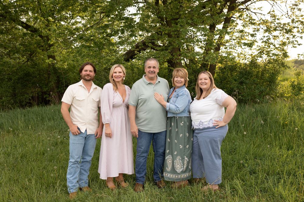 Kendall Kuss Photography Waukesha County family photographer. Extended family photos in Waukesha WI
