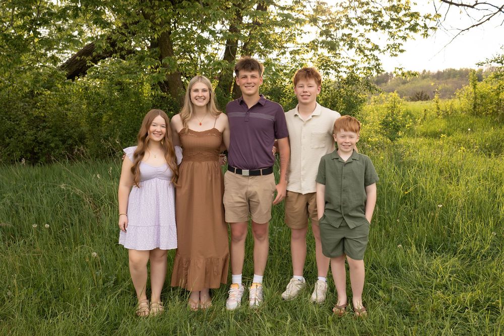 Kendall Kuss Photography Waukesha County family photographer. Extended family photos in Waukesha WI