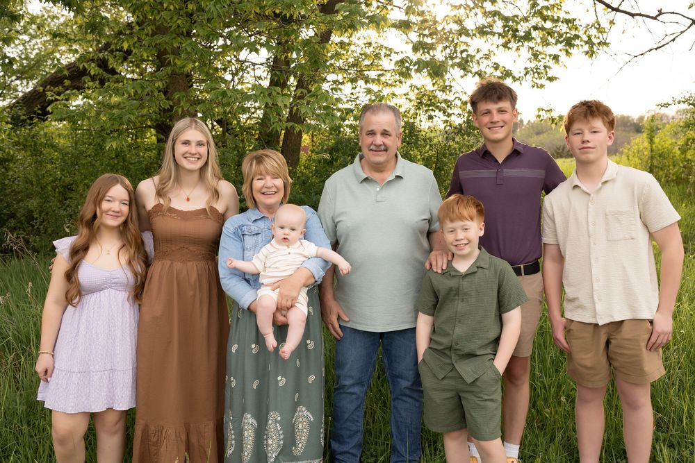 Kendall Kuss Photography Waukesha County family photographer. Extended family photos in Waukesha WI