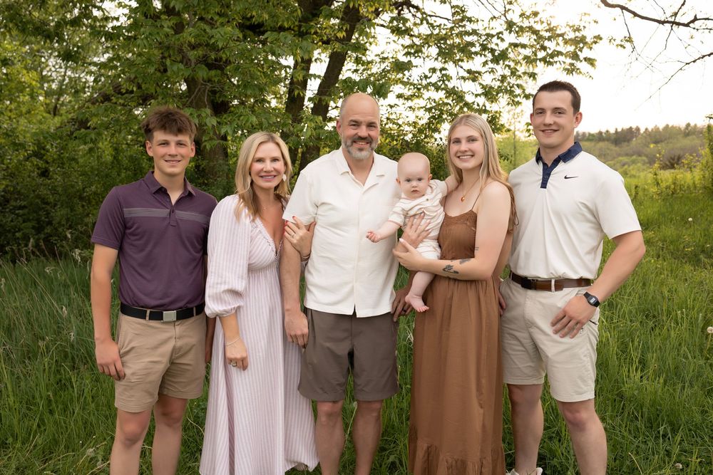 Kendall Kuss Photography Waukesha County family photographer. Extended family photos in Waukesha WI