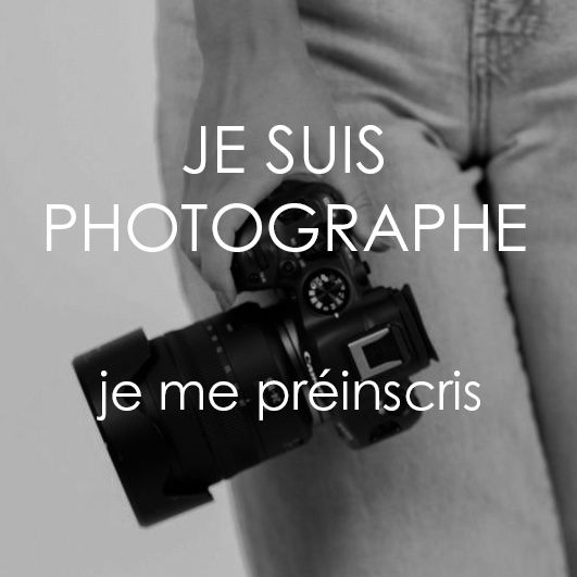 Black and white photo of photographer holding camera with French text Je Suis Photographe je me préinscris.