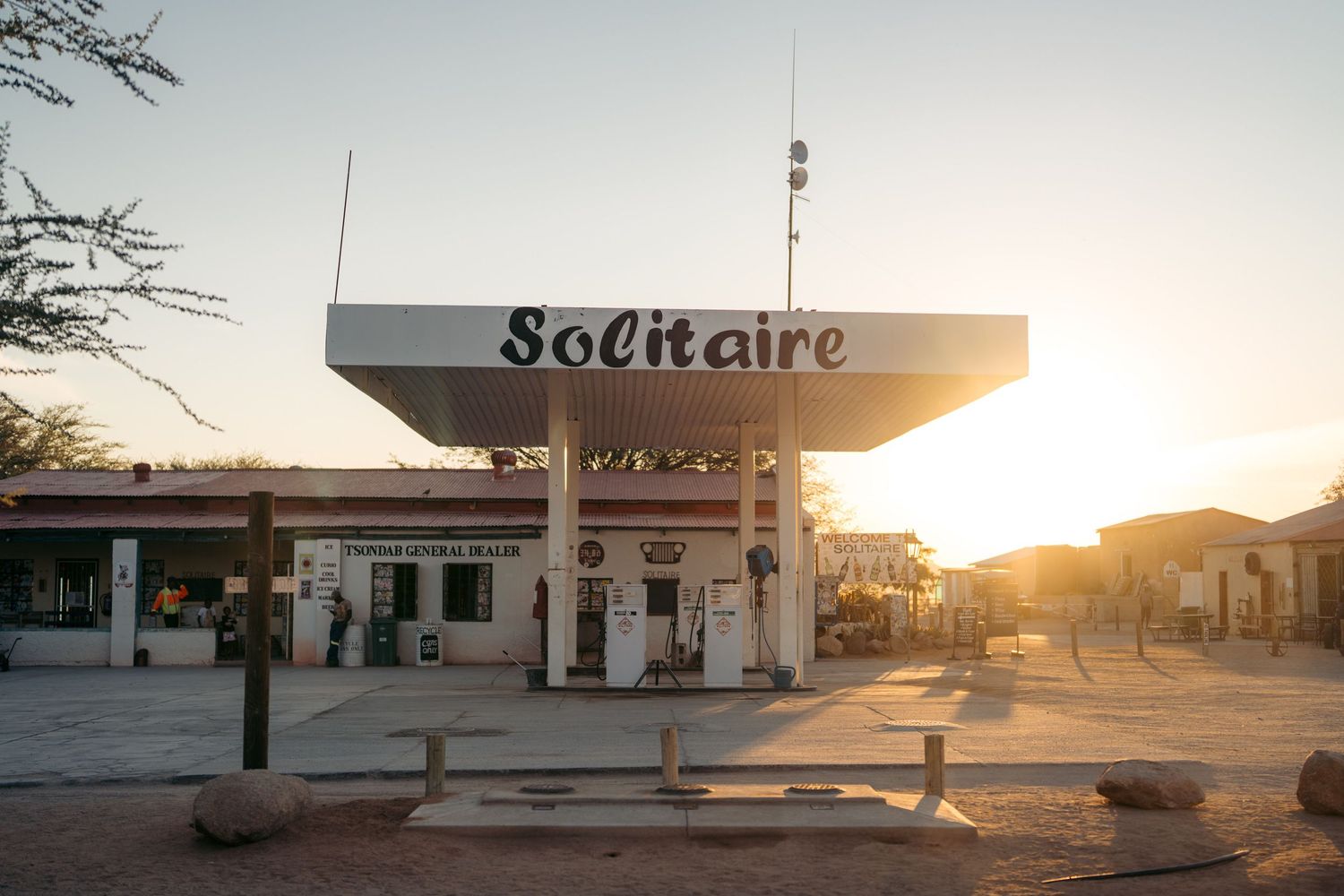 station essence solitaire au coucher du soleil