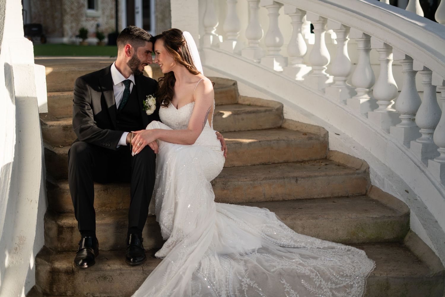 pareja de novios retrato sentados en escaleras Bella Cosa Orlando Florida Weddings by Ray