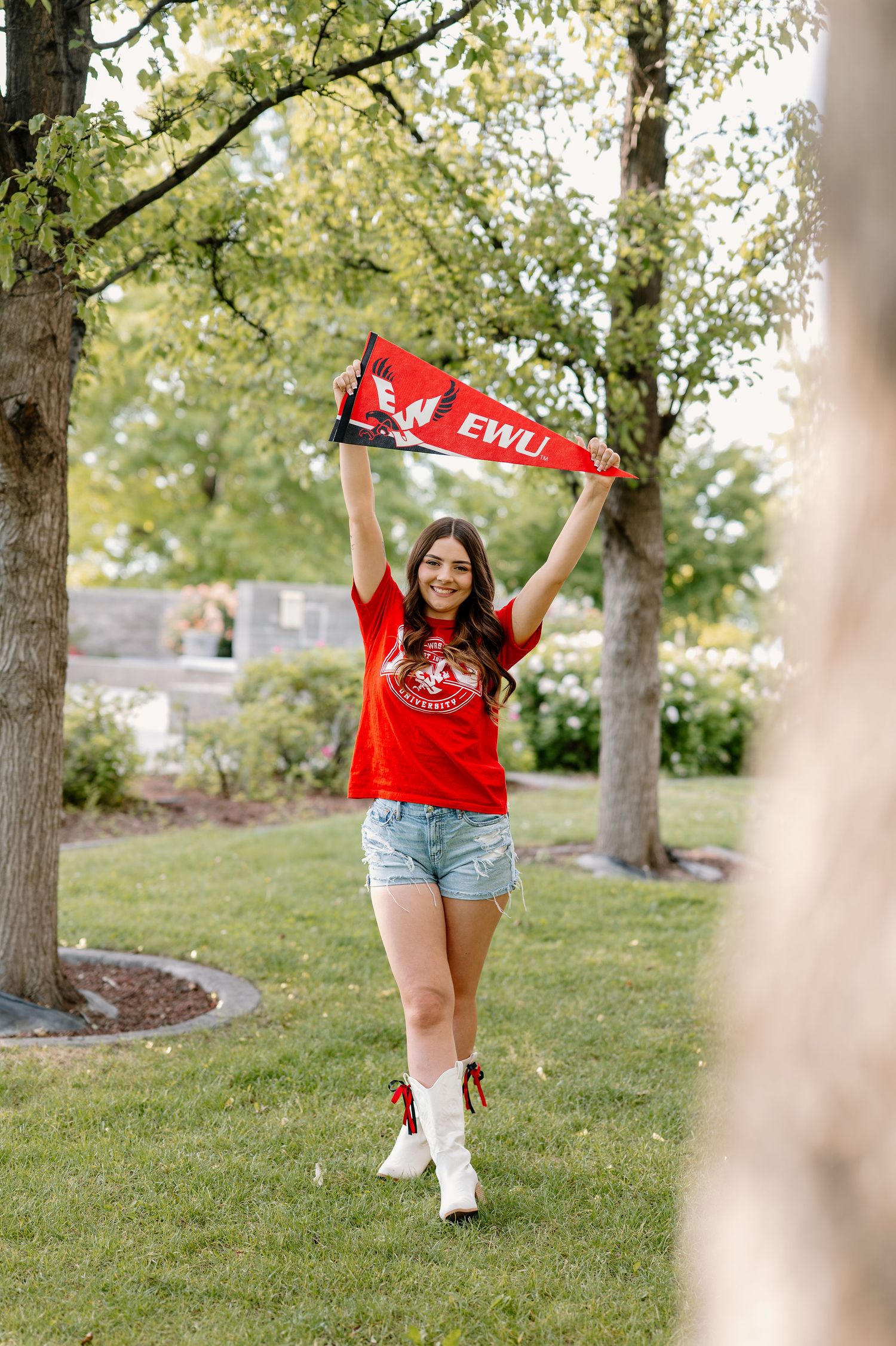 2026 high school senior is EWU gear for senior pictures in tri-cities, wa