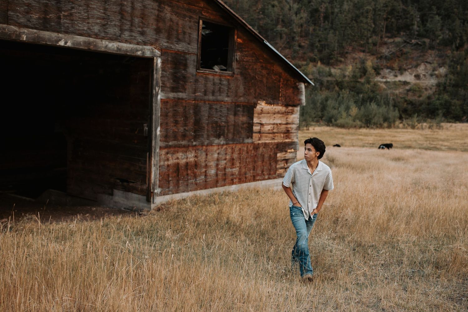 Extended family portrait in front of a rustic wooden barn in the Okanagan, BC.