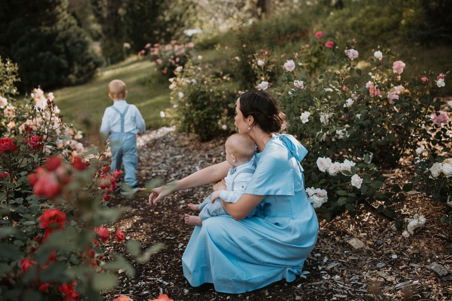 Multi-generational family photo surrounded by flowers in the South Okanagan