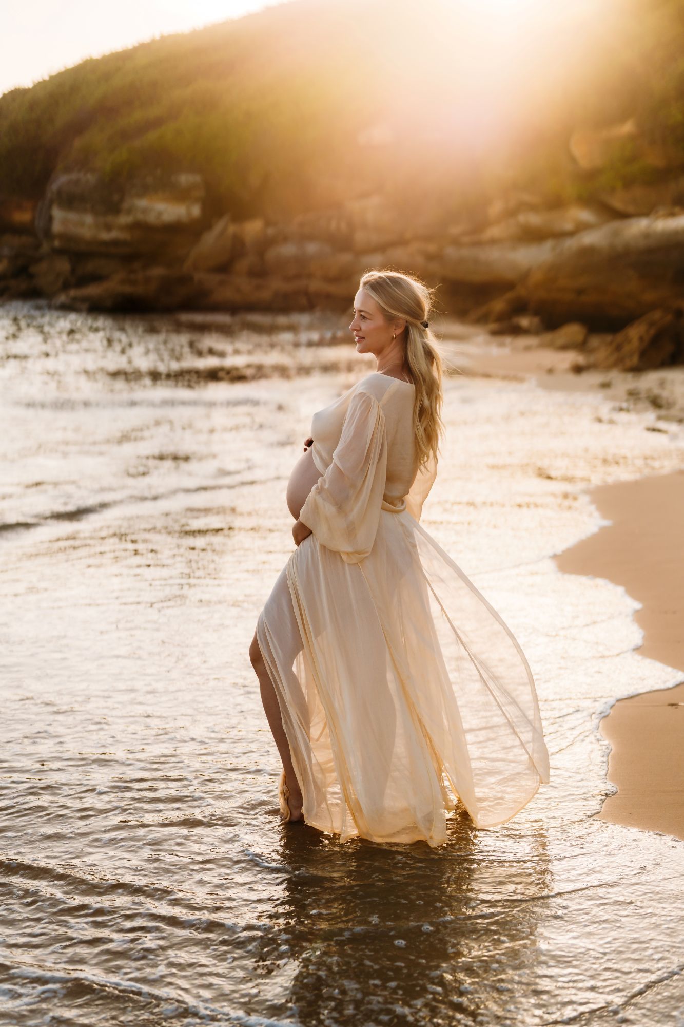 Maternity photographer in Sydney. Beach maternity photoshoot.