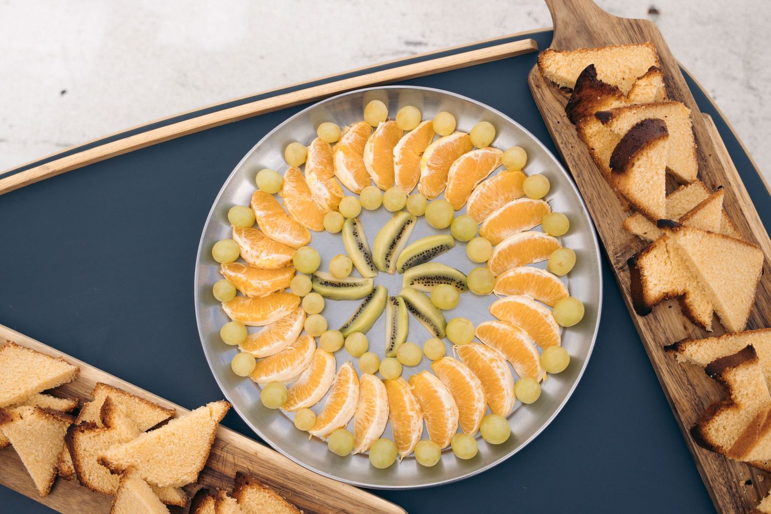 Plateau de fruits frais et de cakes dressé à bord du Polarfront, vu de dessus
