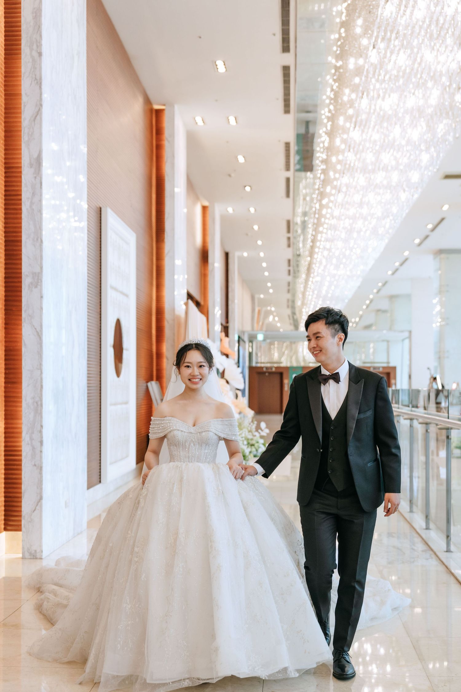 高雄漢神巨蛋婚禮攝影,由渴望影像 Rowen 主拍、Rebecca 共同記錄。純午宴前安排類婚紗拍攝,完整留下經典進場、Lucy 健康操歡樂橋段、親友自然互動與婚禮手電筒星芒創意畫面。Rowen 擅長穩定掌握婚宴流程、自然引導與經典構圖,呈現明亮耐看又充滿婚禮氣氛的高雄婚宴紀錄。