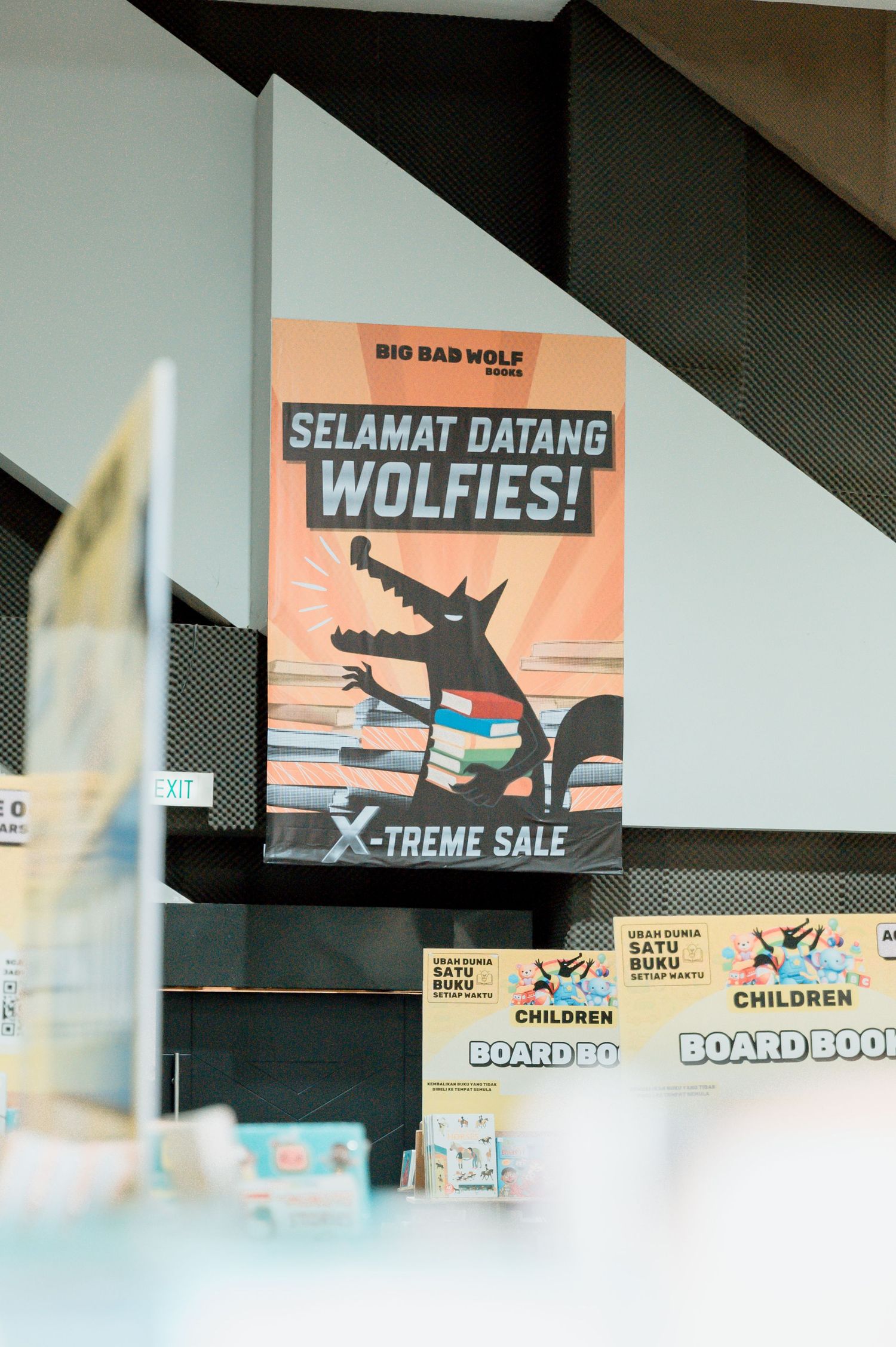 Big Bad Wolf Books X-Treme Sale banner reading Selamat Datang Wolfies with wolf silhouette holding books.