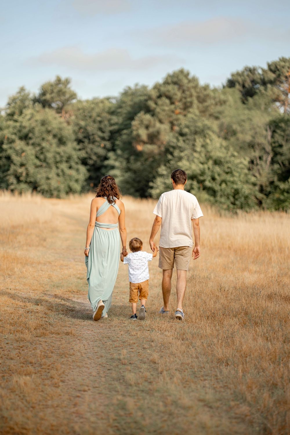 Parents et enfants lors d'une balade en pleine nature