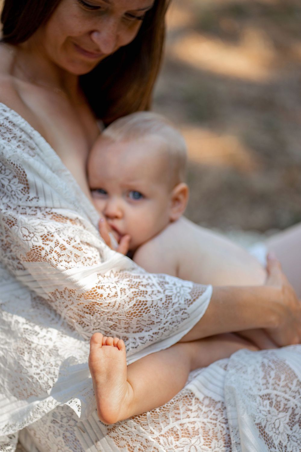 Portrait d'allaitement pour une petite fille avec sa maman