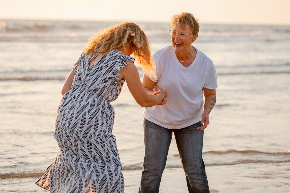 Mère et fille jouant sur la plage lors d'une séance photo famille