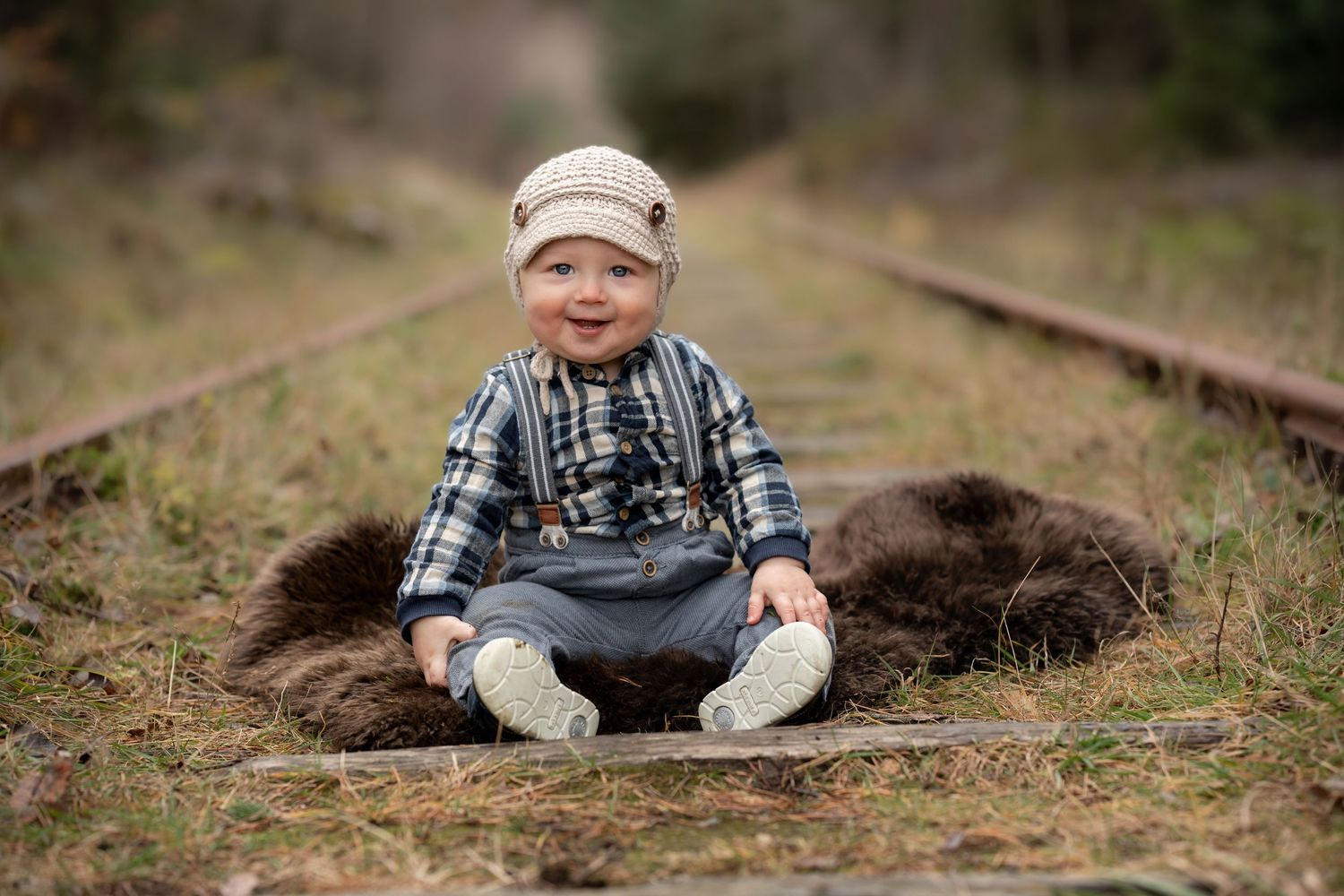 Barnefotografering i Sandnes - Glad gutt i naturlige omgivelser