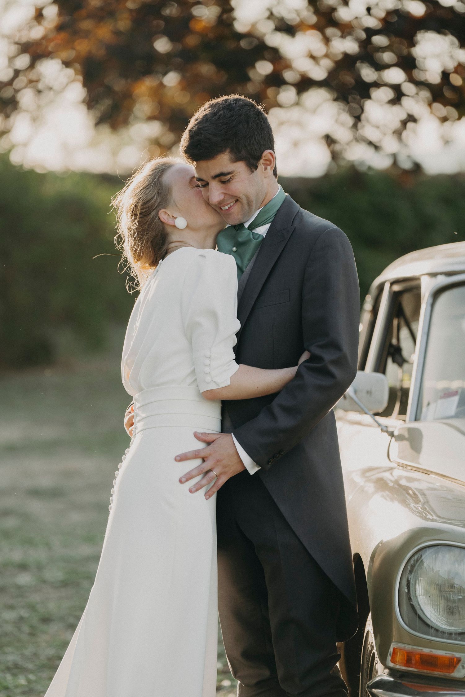 séance photo mariage couple extérieur voiture