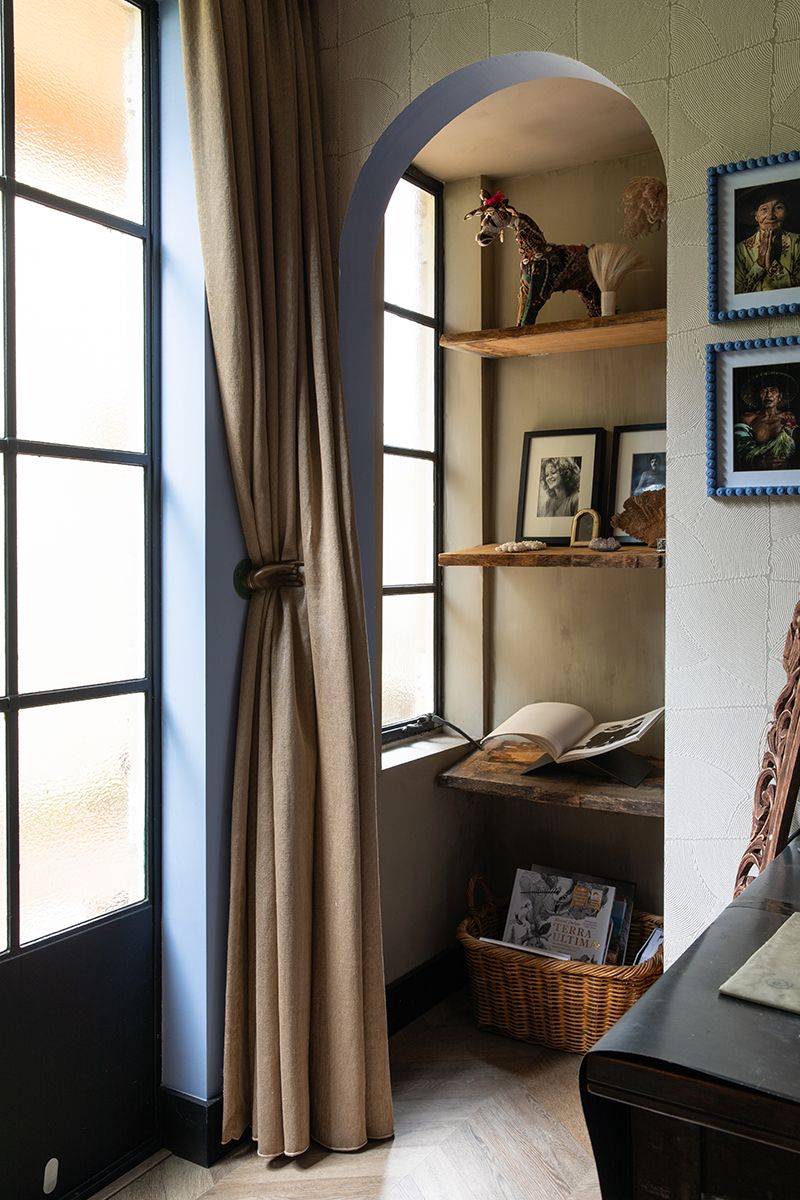 Interieurfoto van moderne landelijke eetkamer met natuurlijke tinten en vintage meubels.