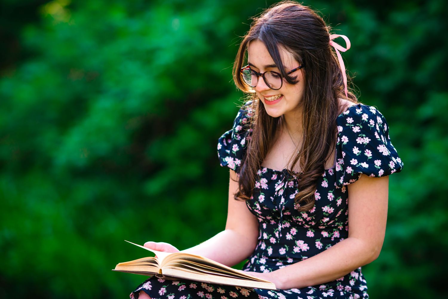 Sweet 16 session in Silverhill Capture shows personality Teenage girl reading a book