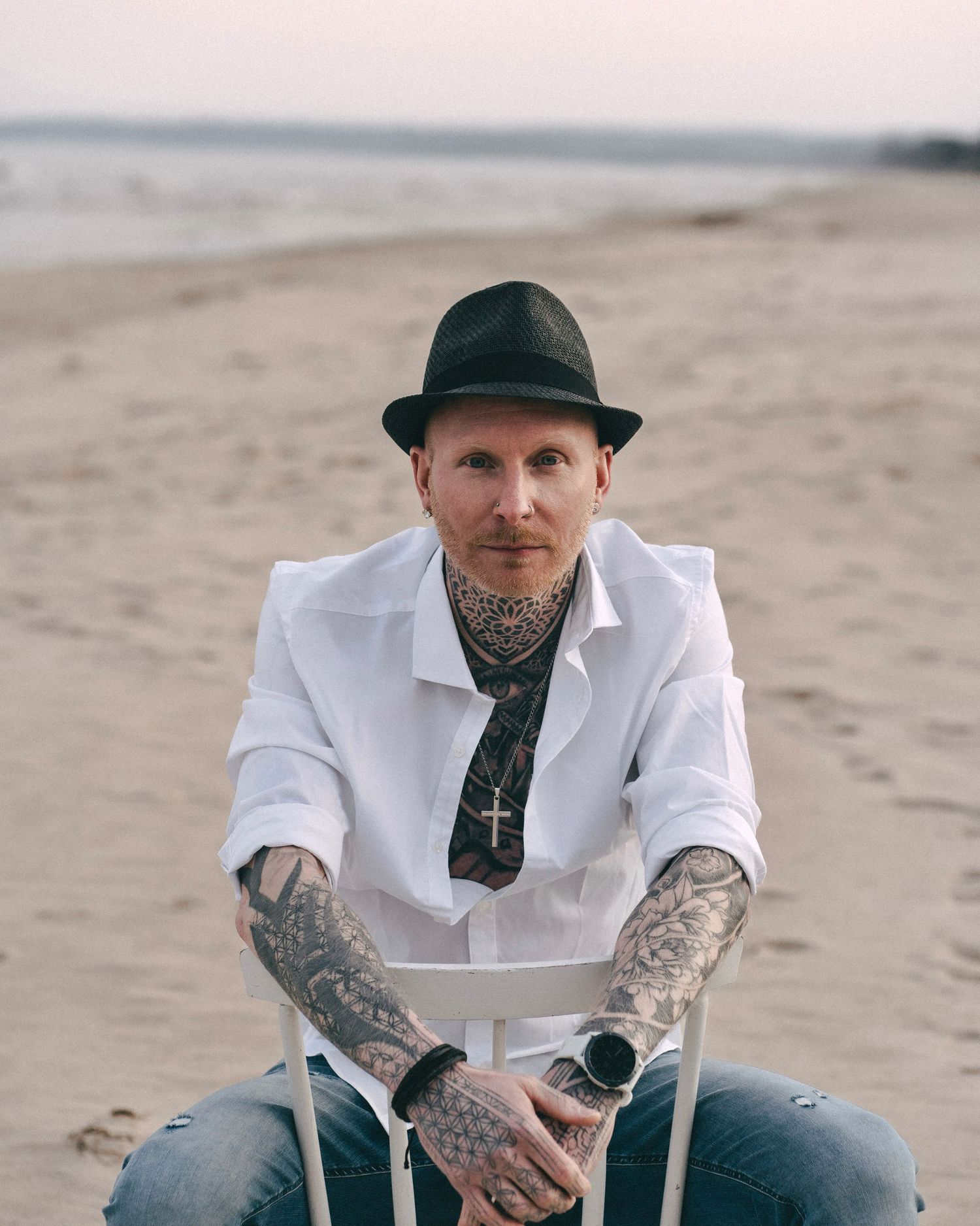 Improviserad porträttsession vid havet – Skåne norr om Kivik. tatuerad man