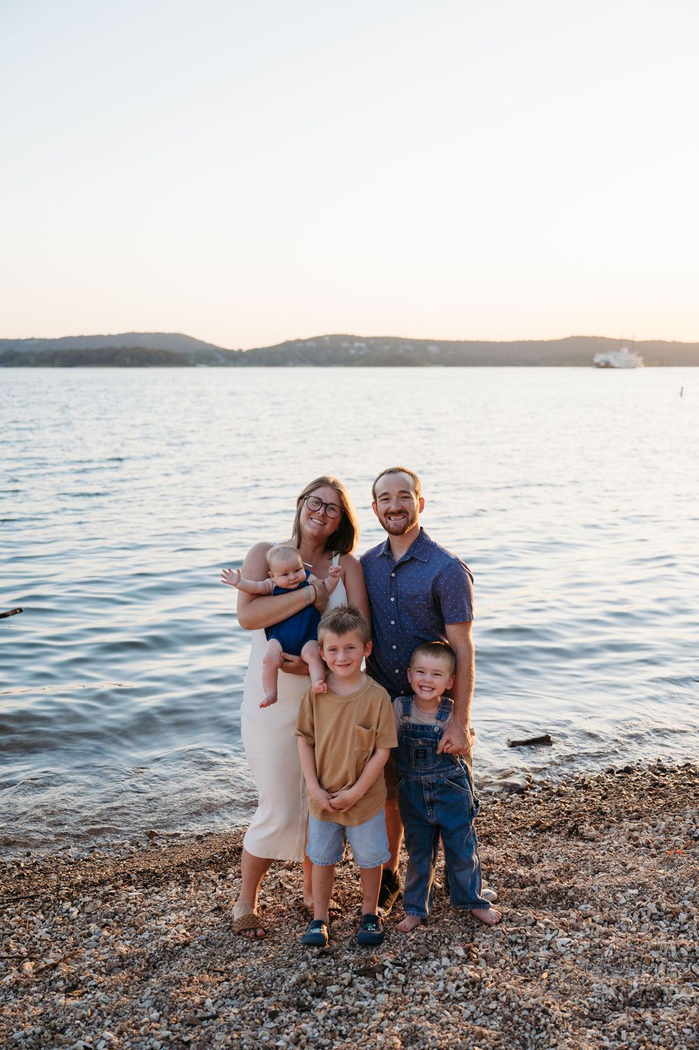family photography in front of table rock lake missouri. natural light and true to color iowa midwest photographer
