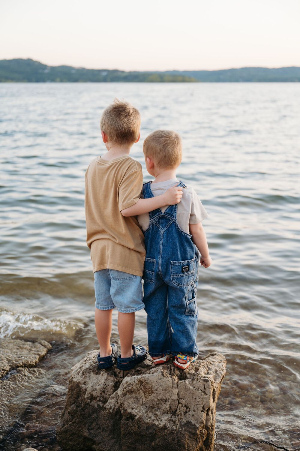 iowa midwest natural light and true to life photography. image of 2 boys looking out at table rock lake in branson missouri