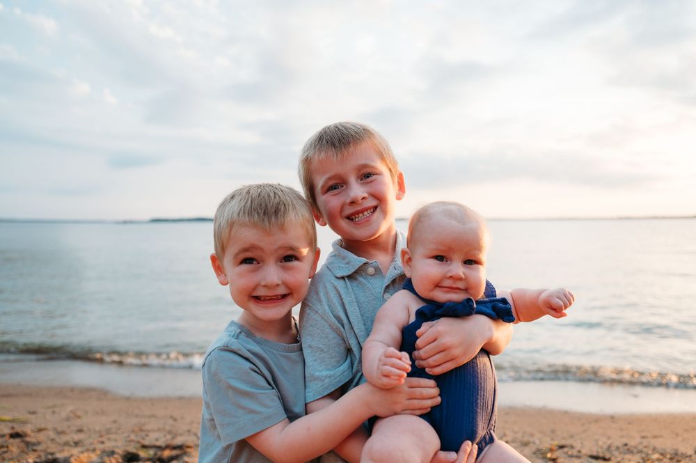 iowa midwest family photography. 3 little kids all boys in front of clear lake iowa