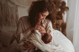 mamma che allatta suo figlio durante servizio fotografico