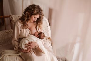 mamma che allatta suo figlio