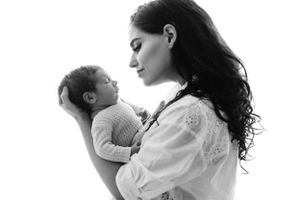 fotografia mamma e neonata, sessione fotografica newborn, Catania