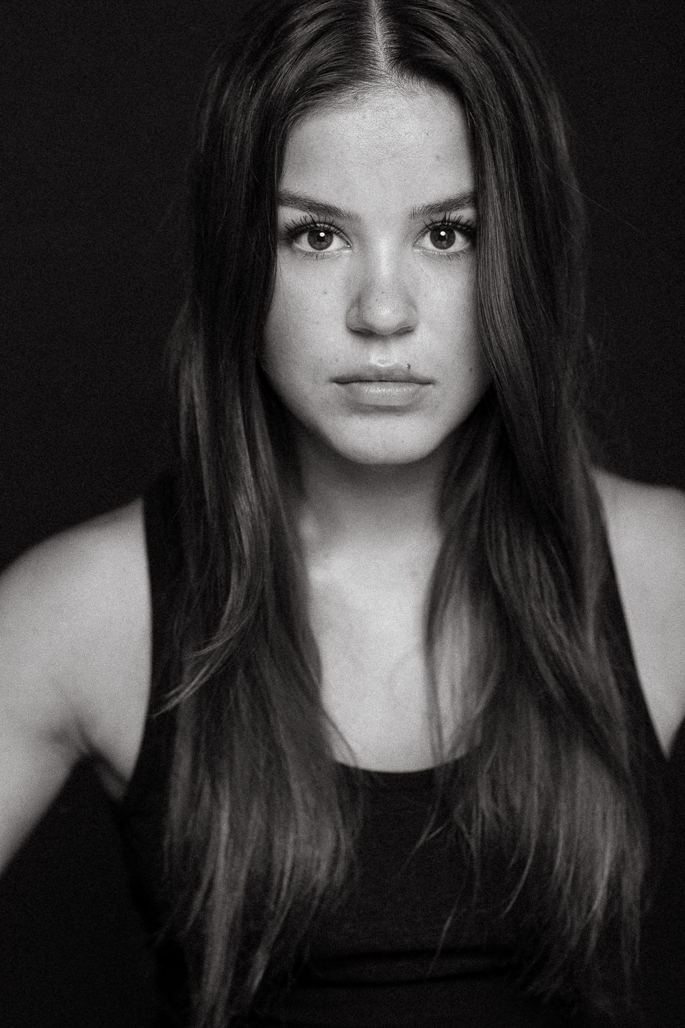 Professionelles ästhetisches schwarzweiß Sedcard-Foto einer jungen Frau - lockere People-und Lifestyle-Fotografie