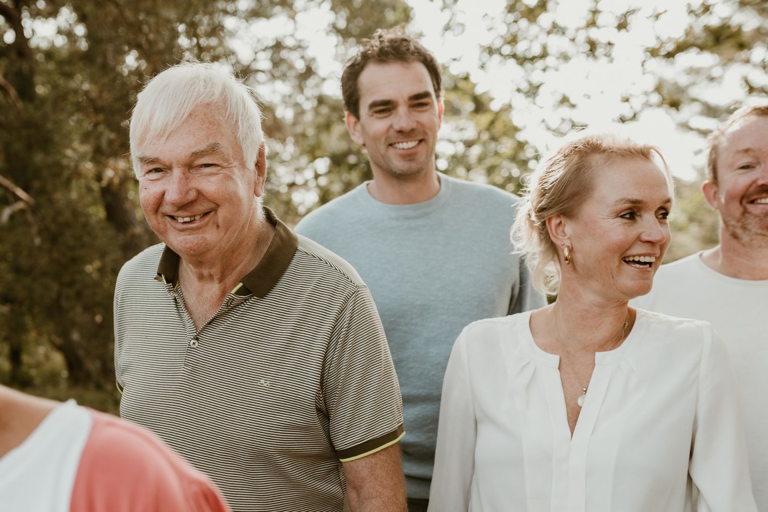 Zonnige dag, een groep familie loopt door het bos