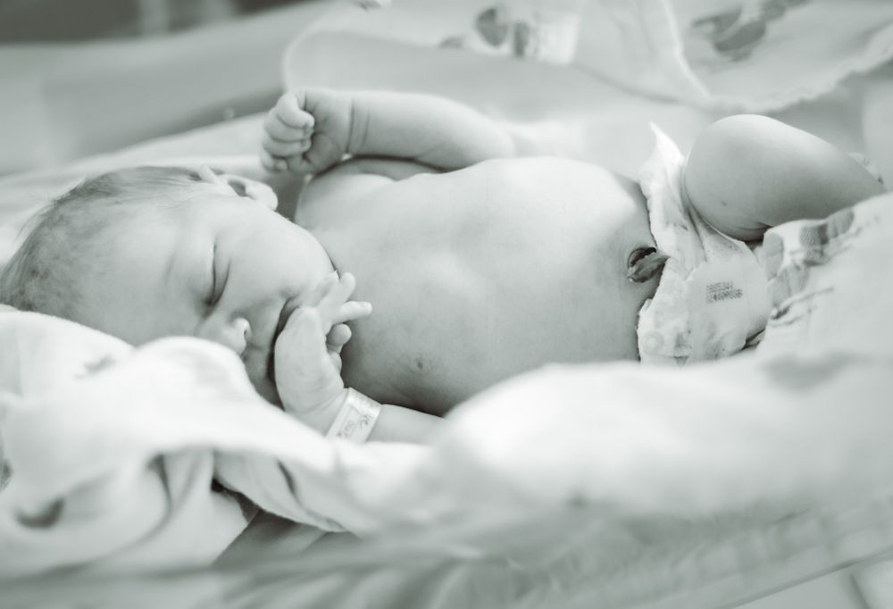 Newborn movements and umbilical cord by Memorari Portrait