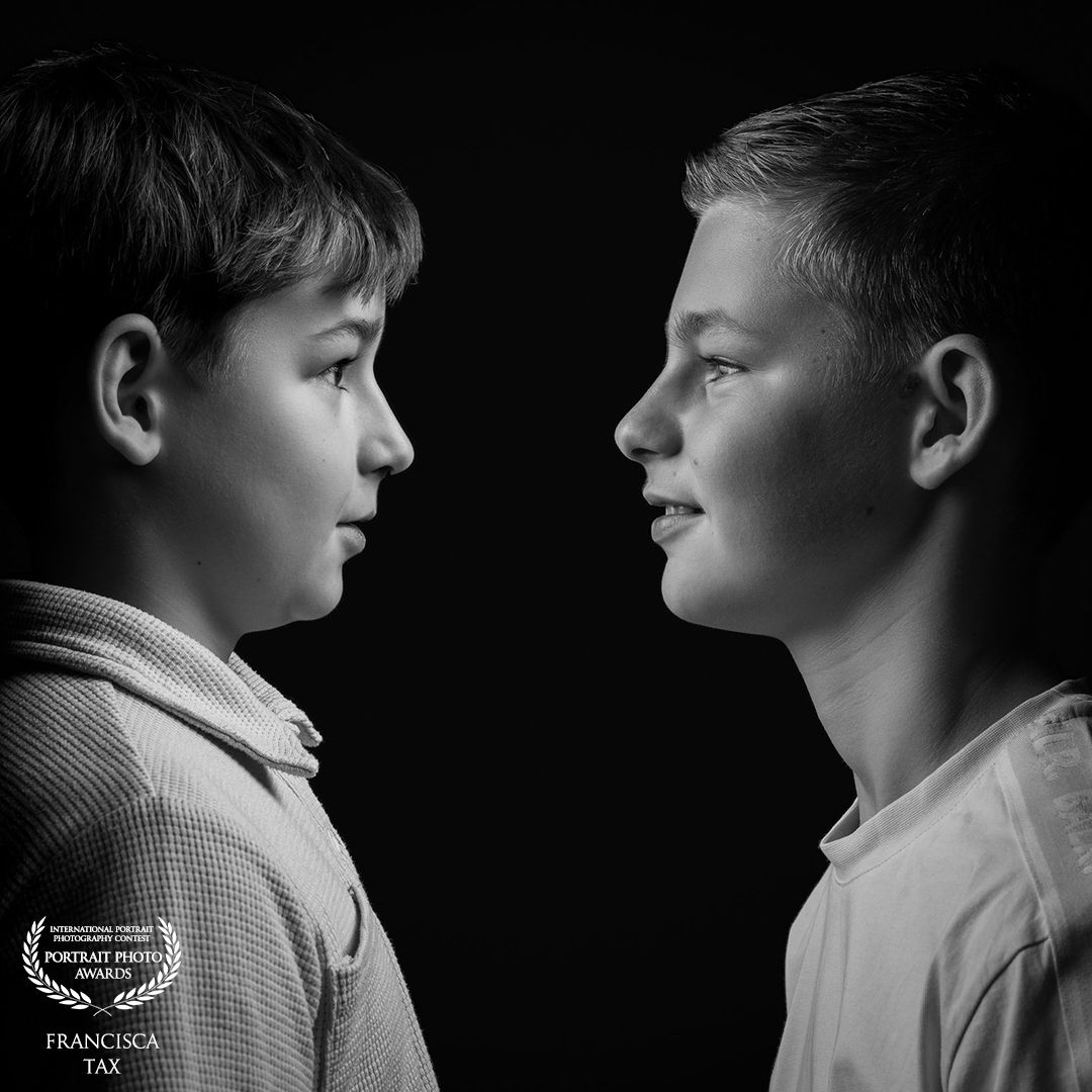 2 Broers award winnende foto op zwarte achtergrond