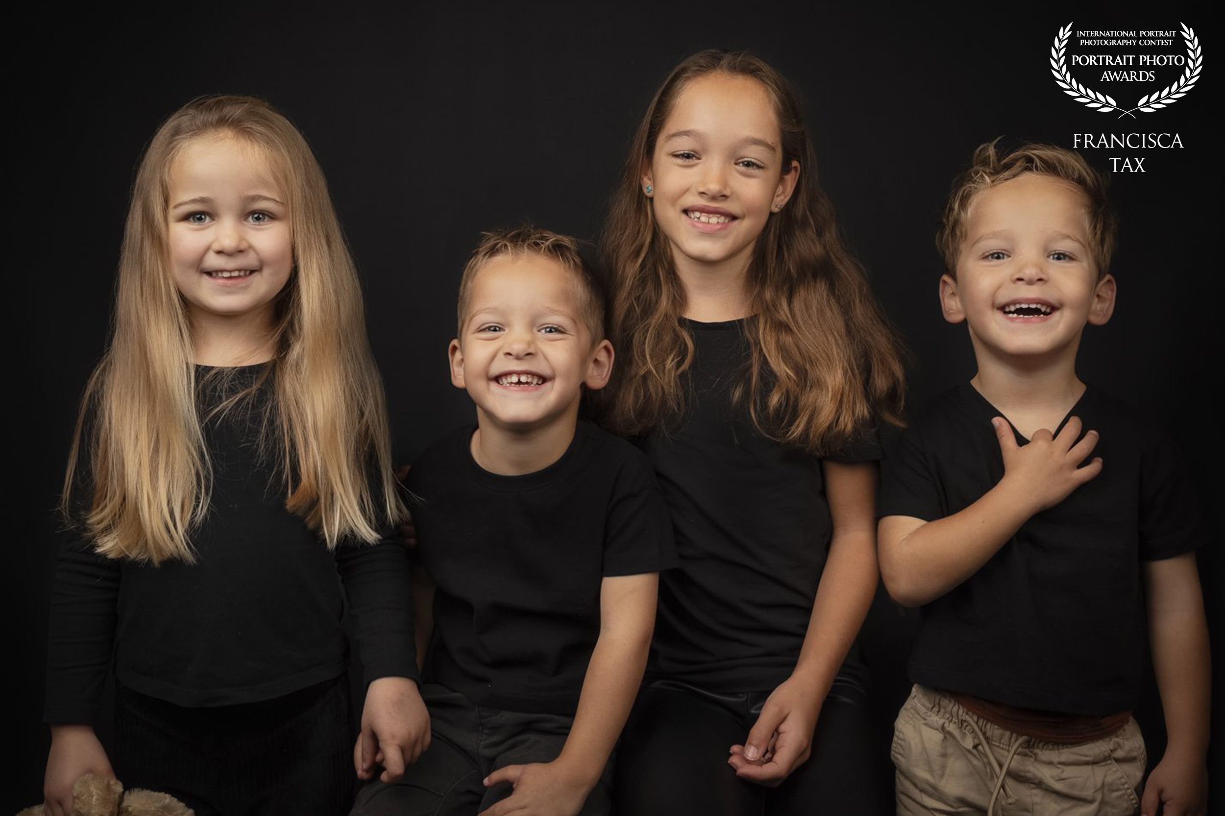 Broers en zussen, nichtjes en neefjes award winnende foto op zwarte achtergrond