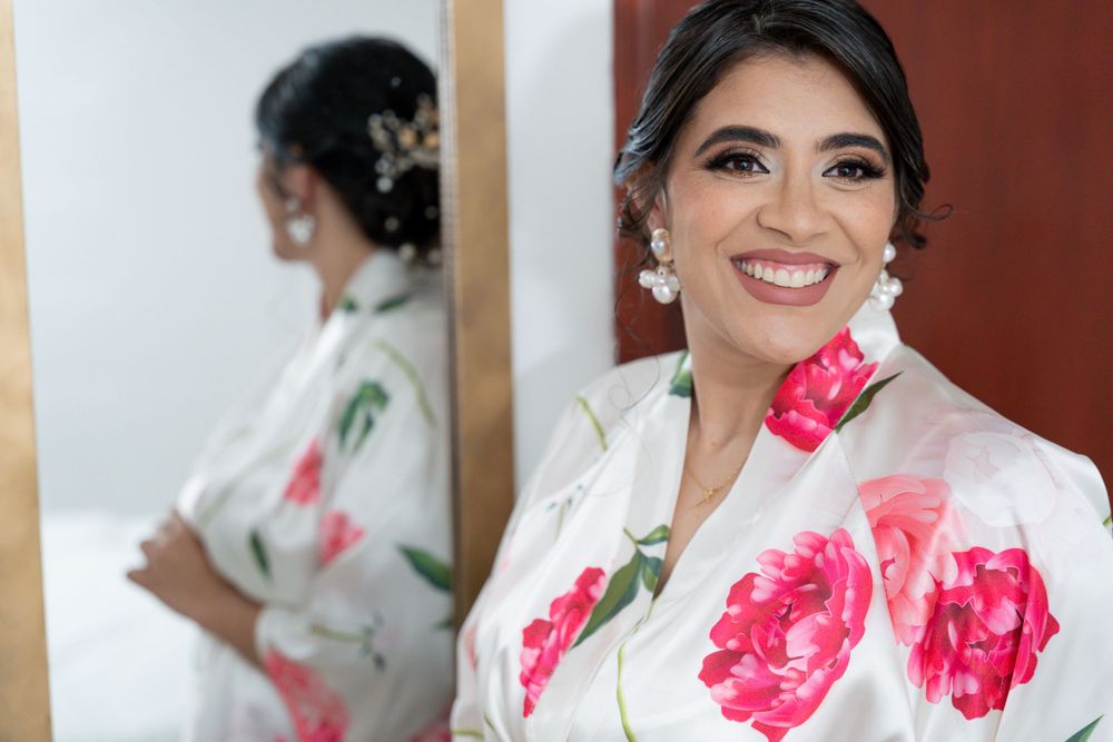 Pareja de novios, Lina y Nestor, avanzando juntos bajo un arco de espadas en su elegante ceremonia de boda en la Catedra