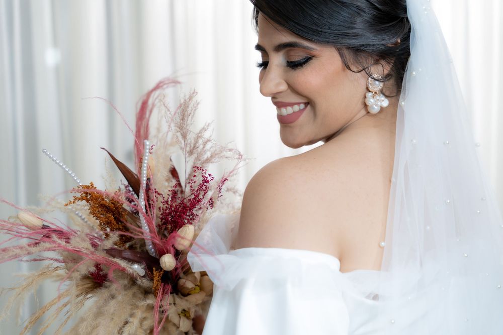 Pareja de novios, Lina y Nestor, avanzando juntos bajo un arco de espadas en su elegante ceremonia de boda en la Catedra