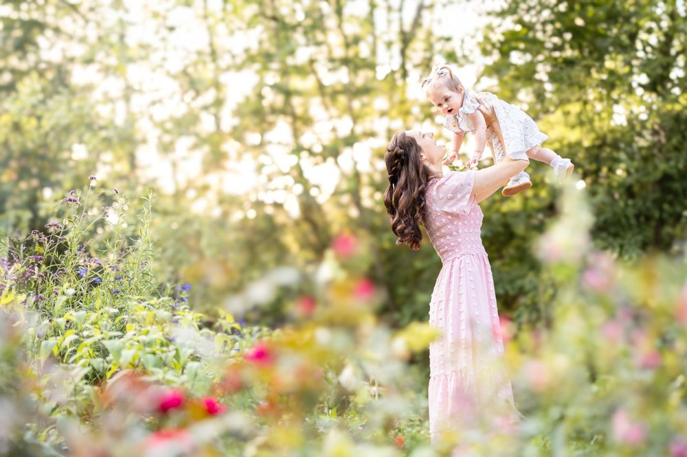 Light and airy mommy and me photography at Williamsburg Botanical Gardens in Virginia at Freedom Park