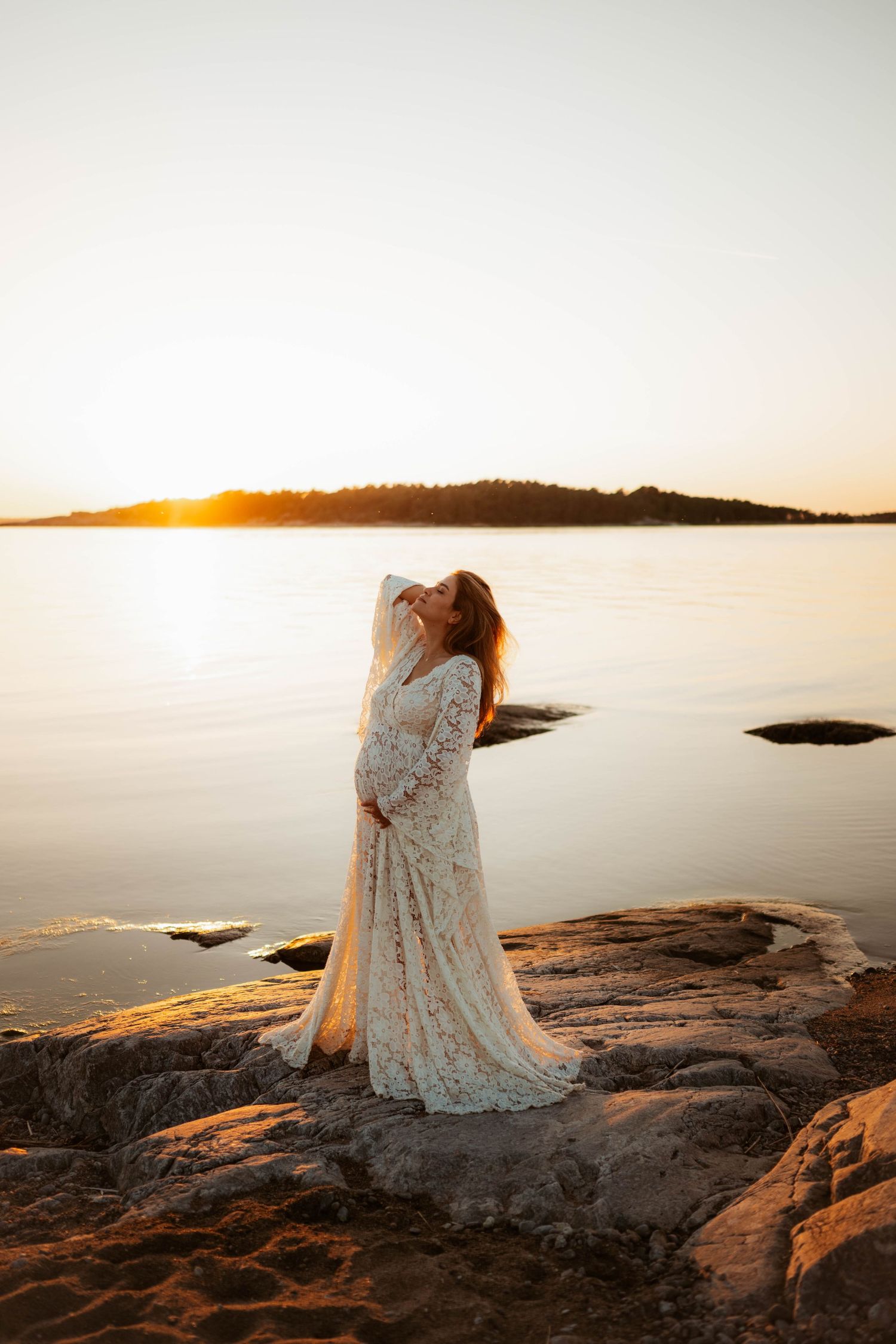 Gravid i solnedgången på torö