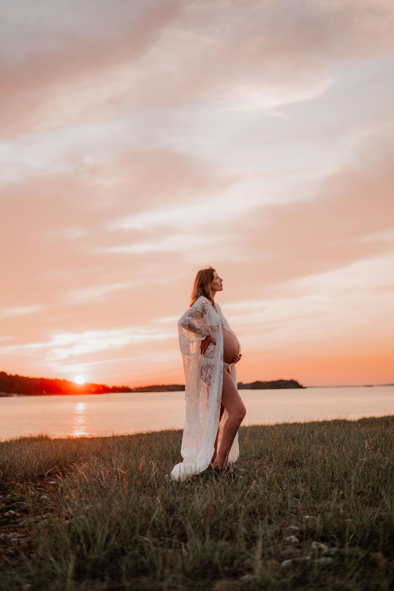 Gravid i solnedgången på torö