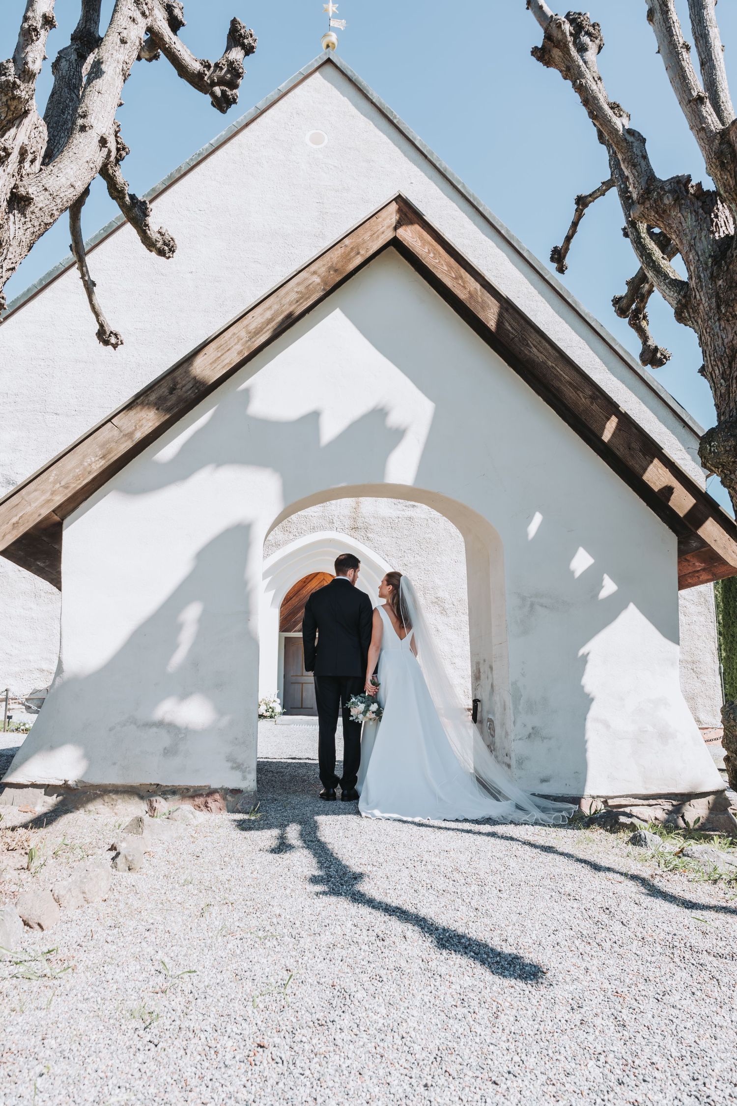 Vackert bröllopspar inför bröllop i Danderyds kyrka i Stockholm. Fotograf Gabriel Alenius