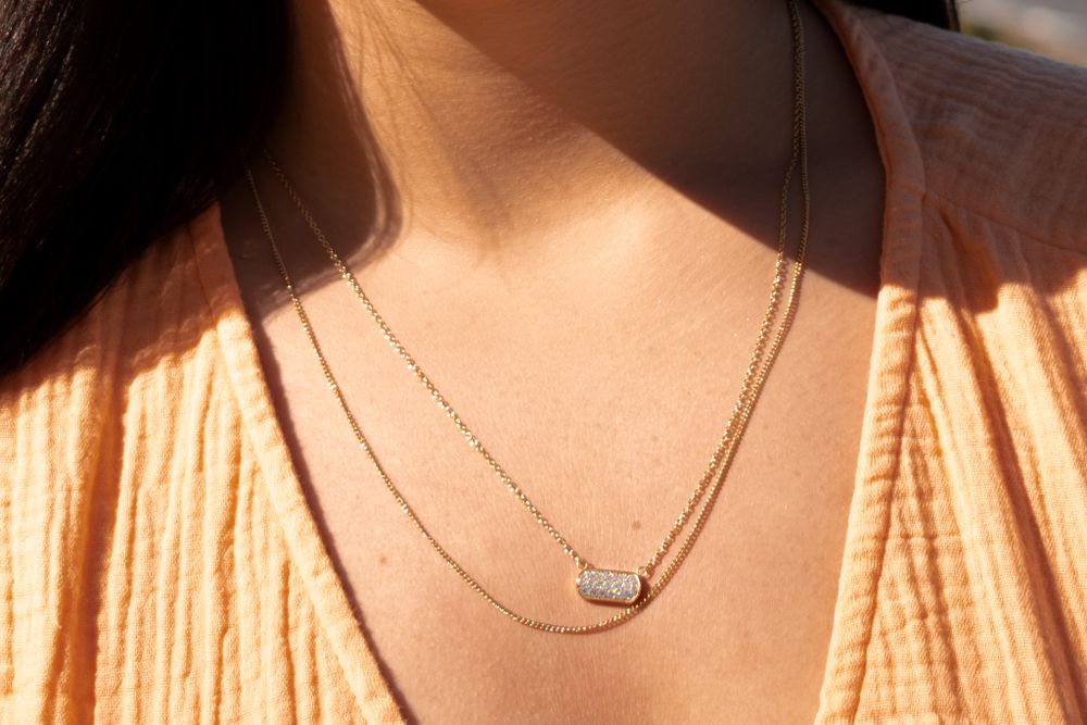 Je propose des photos professionnelles de bijoux et accessoires, parfaites pour mettre vos créations en valeur sur le web ou les réseaux soc