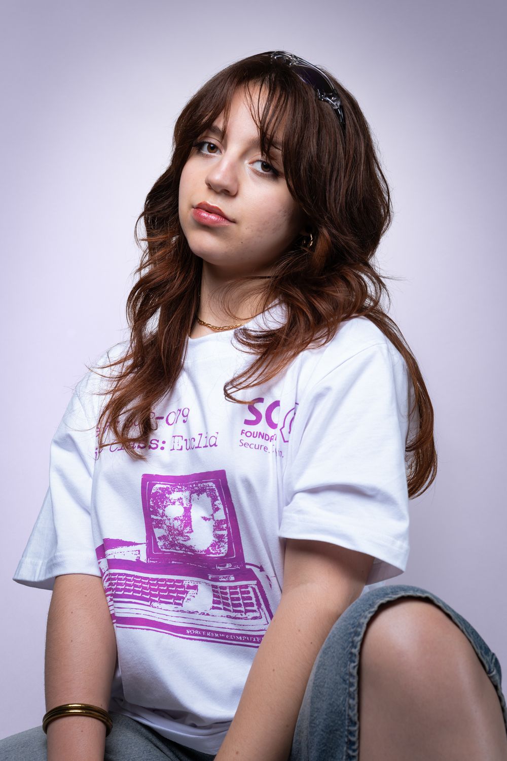 Portrait studio d'une femme portant un t-shirt graphique inspiré de l'esthétique Y2K.