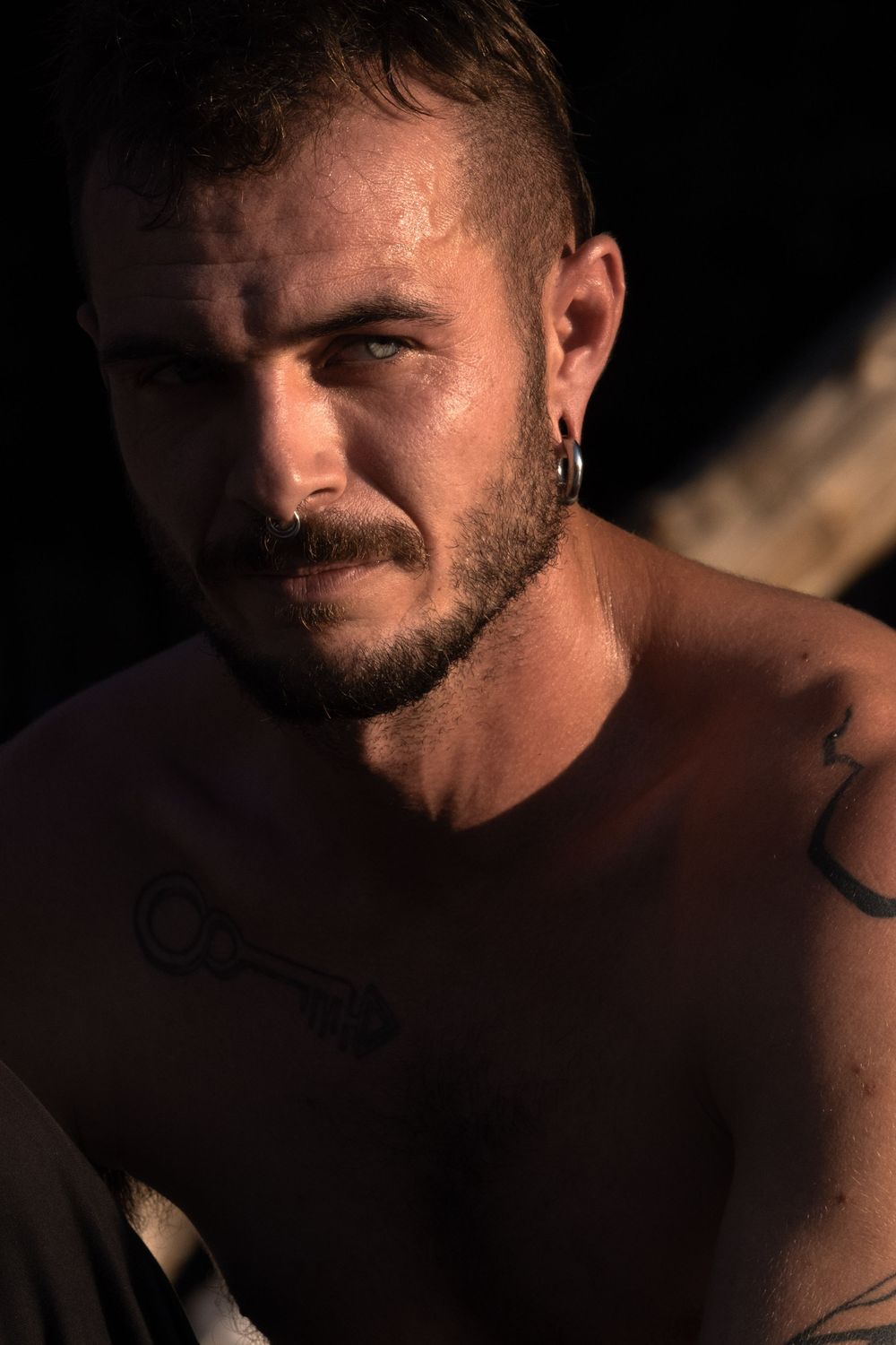 Portrait d'un artiste éclairé par la lumière du soleil avant son entrée en scène.