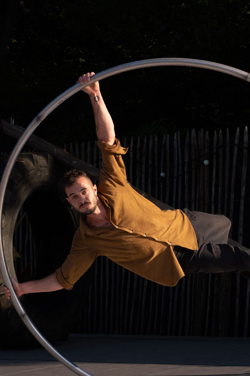 Artiste évoluant dans une roue Cyr pendant un spectacle.