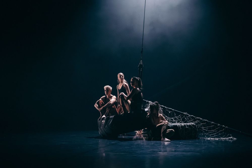 Artistes de cirque réunis sur scène lors d'une représentation de spectacle vivant.
